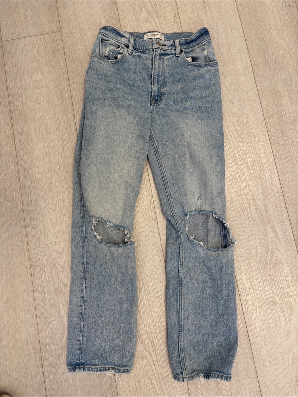 Abercrombie & Fitch The 90’s Straight Ultra High Rise Distressed Knees 26 / 2 S